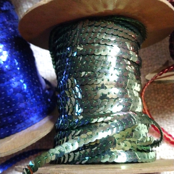 SEW ON SEQUIN BANDS FOR GOWNS, HATS COSTUMES CROCHET - Picture 4 of 5